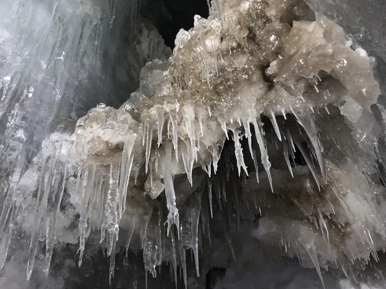 スヴァ―ルバル諸島の氷の洞窟の中の風景