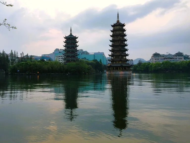 中国、桂林の杉湖(シャンフー)に建つ日月双塔(Sun and Moon Pagodas)