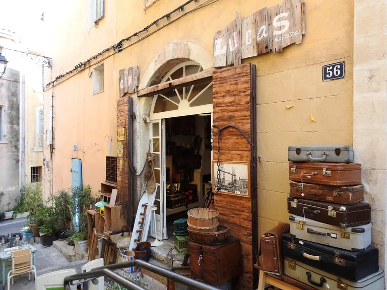 店先に山積みされたスーツケースの風景