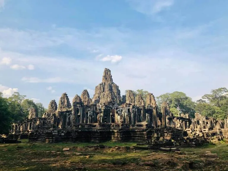 カンボジアのシュムリアップにあるアンコールワット遺跡群、バイヨン寺院