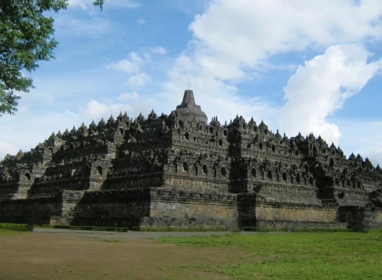 インドネシア、ジョグジャカルタにある世界最大級の仏教遺跡ボロブドゥールの外観