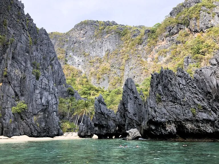 フィリピンのパラワン島エルニドにあるビーチの風景