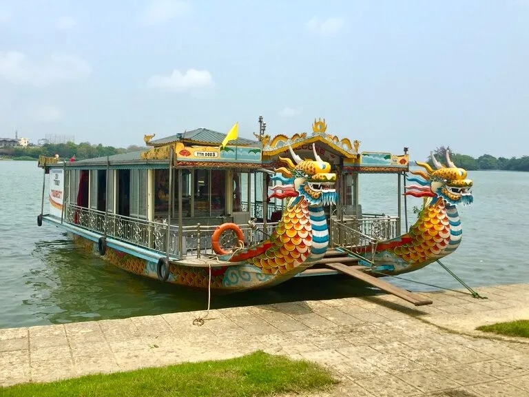 フエ・香河（Perfume River）の「ドラゴンボートクルーズ（Dragon Boat Cruise）用のボート