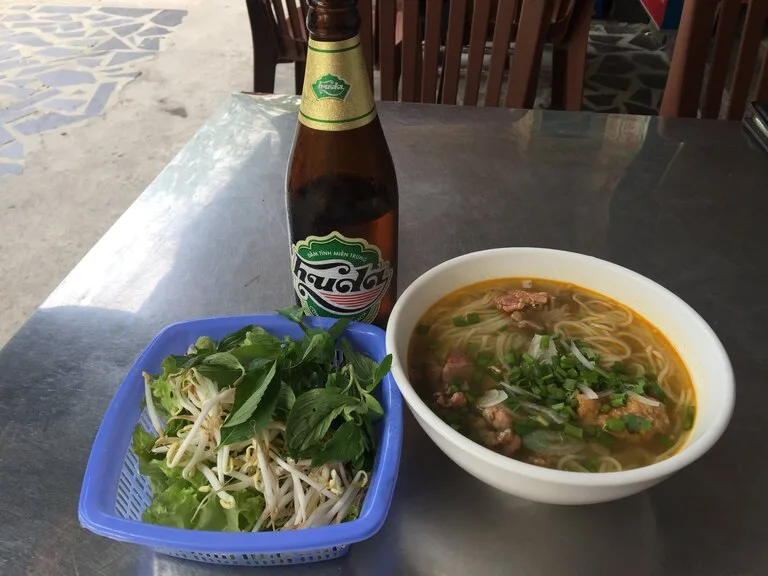 ベトナム中部・フエ地方発祥の、太めの米麺を使ったピリ辛い牛肉麺スープ、「ブン・ボー・フエ」