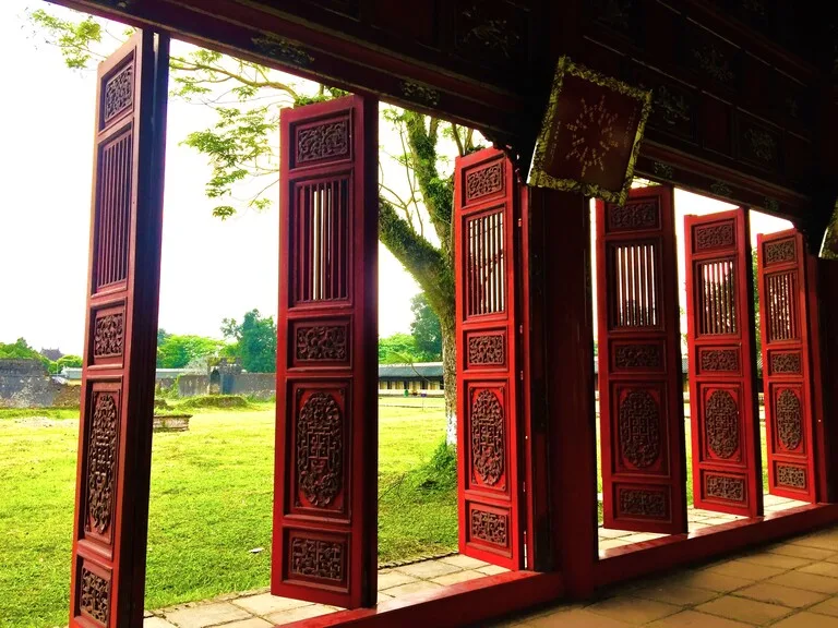 フエ王宮内の赤く塗られた扉