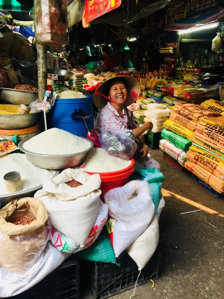 フエ最大のドンバ市場（Dong Ba Market）で働く人