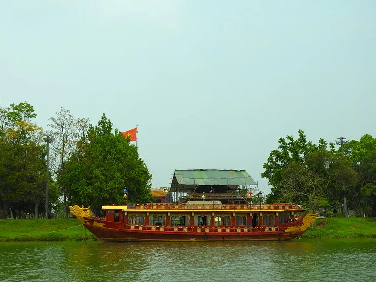 フエ・香河（Perfume River）の「ドラゴンボートクルーズ（Dragon Boat Cruise）用のボート