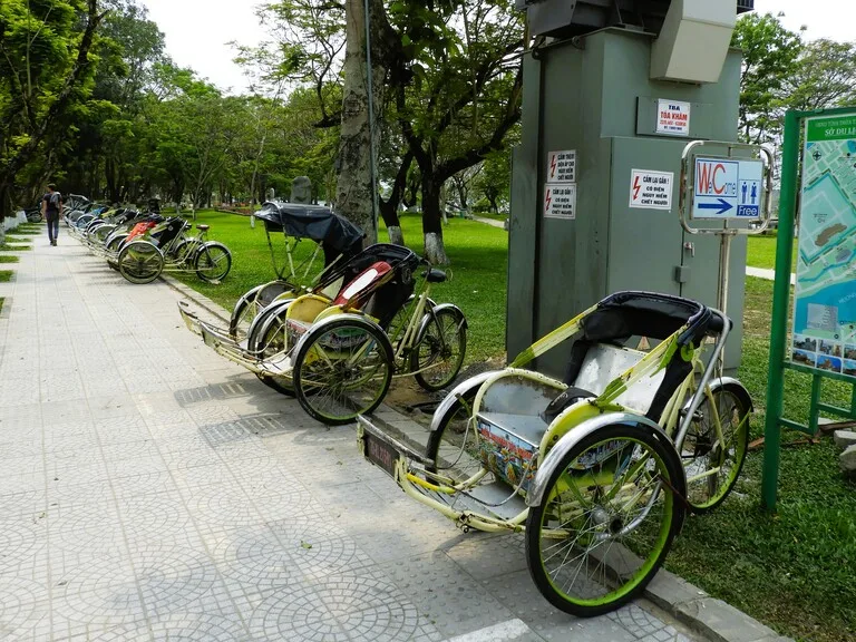 自転車の前方に座席を設置した「シクロ (Cyclo)」と呼ばれる人力の乗り物