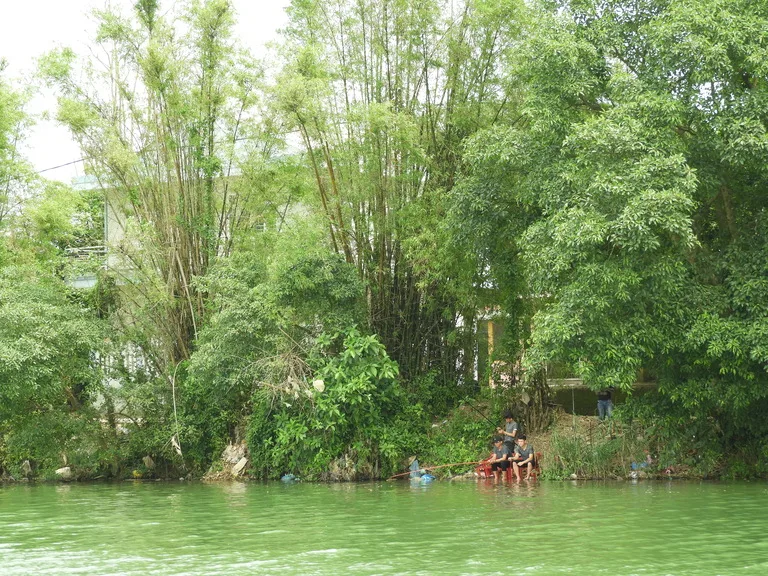 フエ・香河（Perfume River）で魚釣りをしている少年
