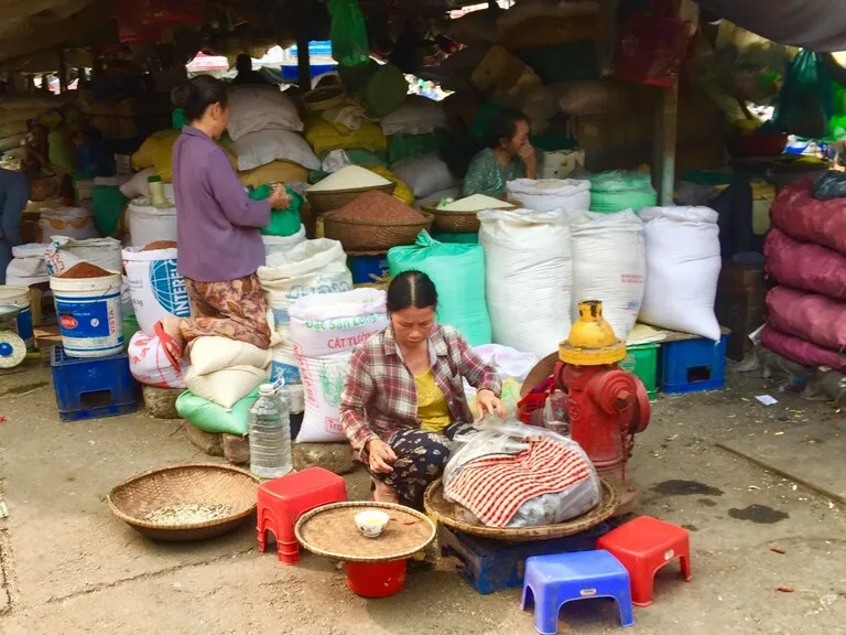 フエ最大のドンバ市場（Dong Ba Market）で働く人