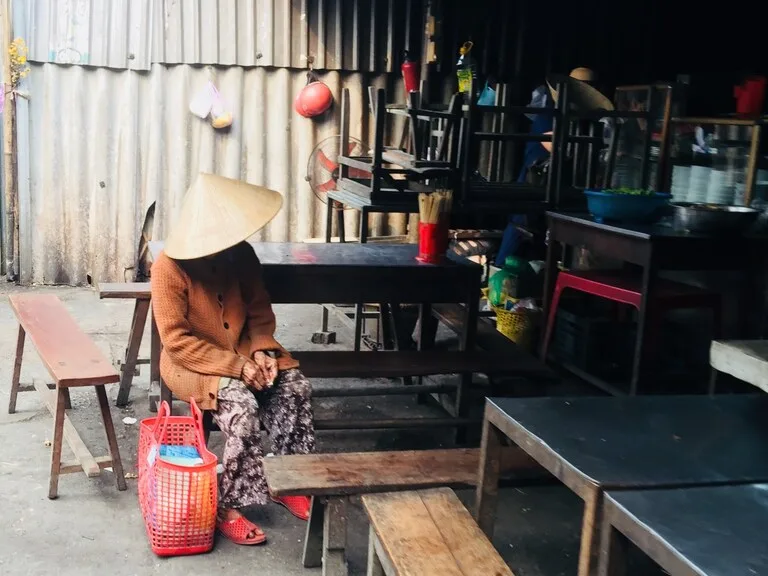 フエ最大のドンバ市場（Dong Ba Market）で働く人