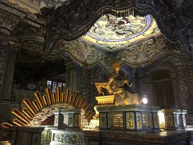 ベトナム、フエにある第１２皇帝カイディン帝の霊廟（Khai Dinh Tomb）の内観