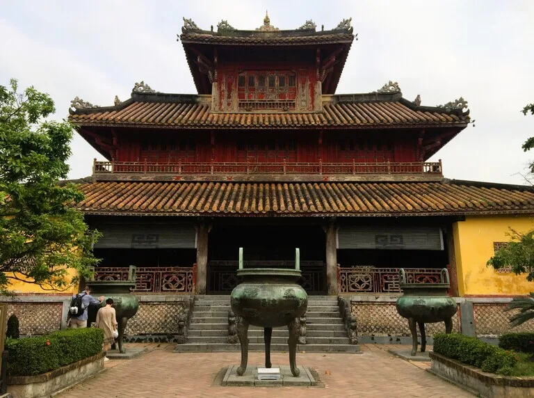 フエ王宮内にある顕臨閣（Hien Lam Pavilion）の外観