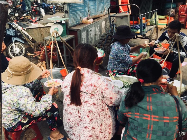 フエ最大のドンバ市場（Dong Ba Market）で働く人