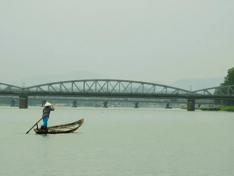 フエ・香河を下る手漕ぎボート