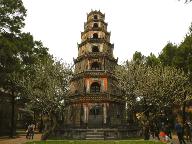 ベトナム、フエの香河沿いの丘に立つティエンムー寺（Thien Mu Pagoda）