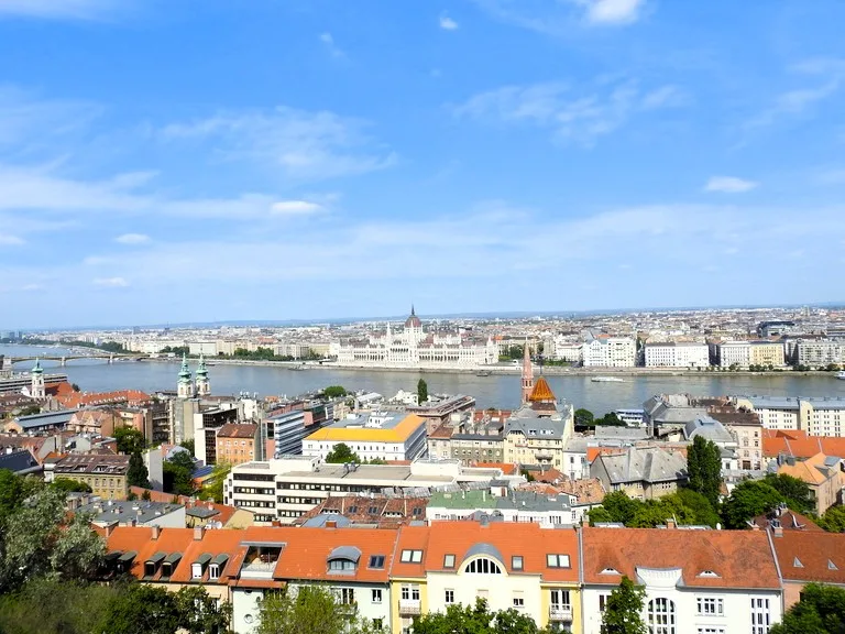 漁夫の砦から見渡すドナウ川とブダペストの風景
