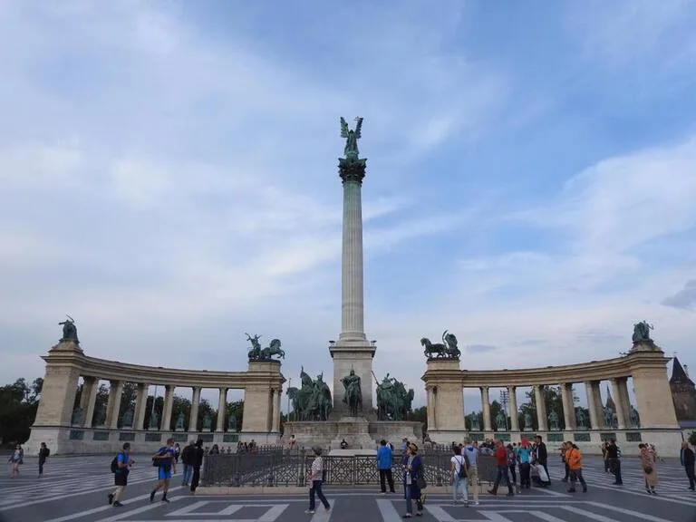 ハンガリーのブダペストにある観光スポット、Heroes’ Square（英雄広場）