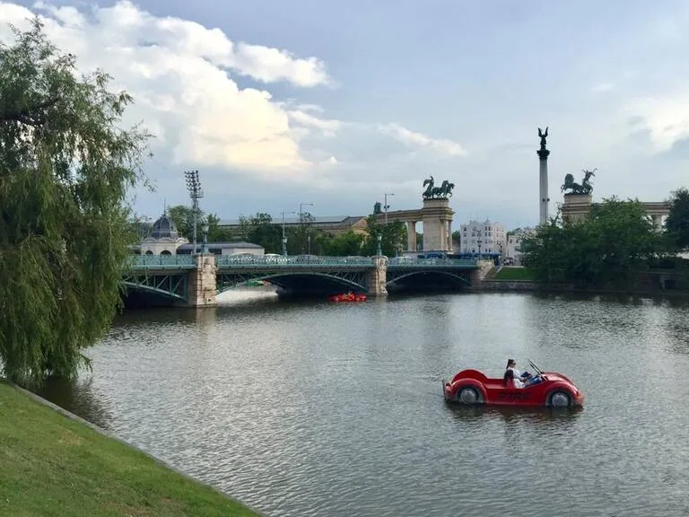ブダペストのドナウ川で車型の足漕ぎボートにのって遊んでいる人