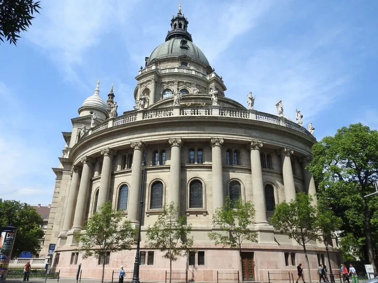 ハンガリーのブダペスト、ペスト側にあるSt. Stephen’s Basilica（聖イシュトヴァーン大聖堂）の外観