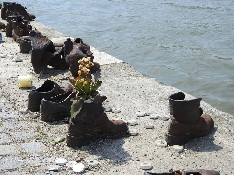 ハンガリーのブダペスト、ドナウ川沿いにあるShoes on the Danube Bank（ドナウ川遊歩道の靴）