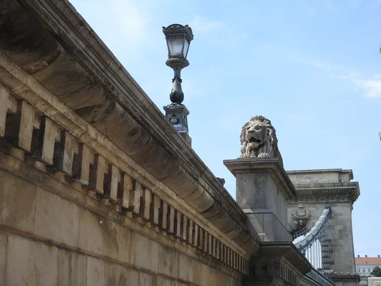 ハンガリーのブダペストにあるセーチェーニ鎖橋(Chain Bridge)とライオンの石像