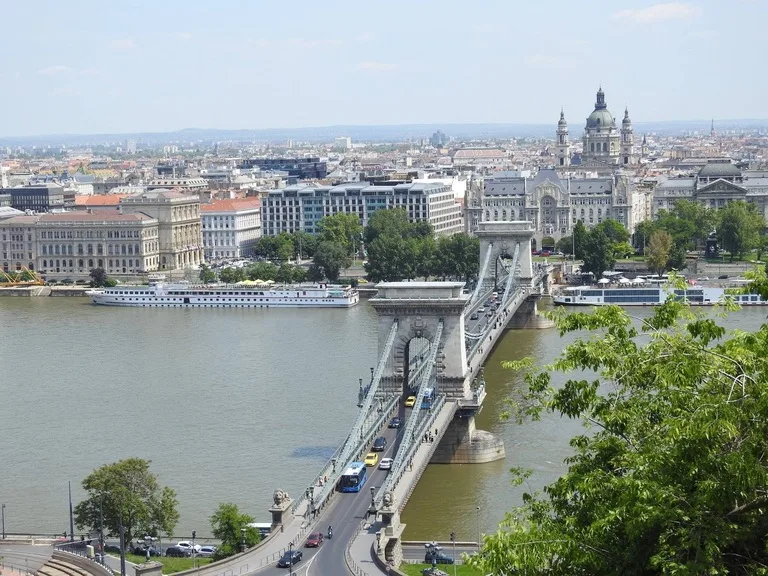 ハンガリーのブダペストにあるChain Bridge（セーチェーニ鎖橋）の全貌
