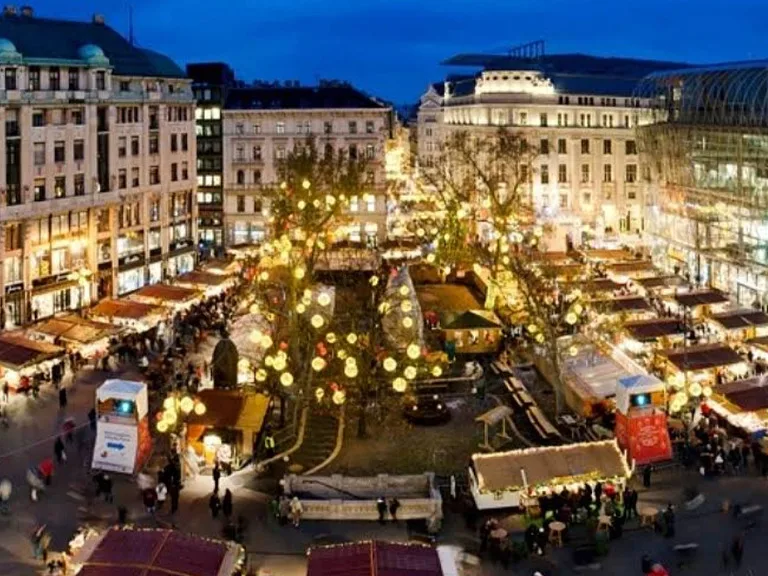 ブダペストのVörösmarty Square（ヴェレシュマルティ広場）