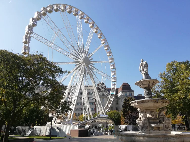 ハンガリーのブダペストにあるErzsébet Square （エルジェーベト公園）の観覧車