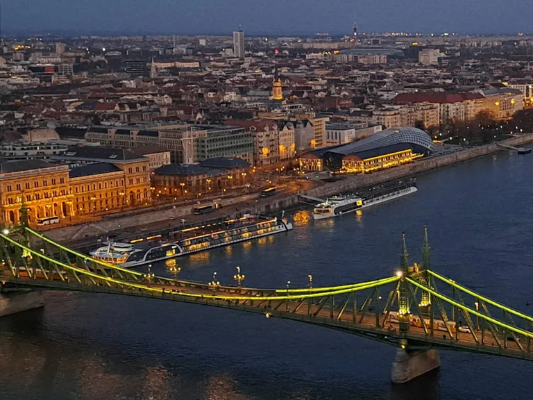 ハンガリーのブダペストにあるGellért Hill & Citadella（ゲッレールトの丘・要塞）からみたブダペストの街並み