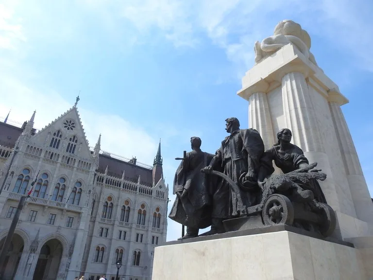 ハンガリーのブダペストにある国会議事堂とその前に建つ石像