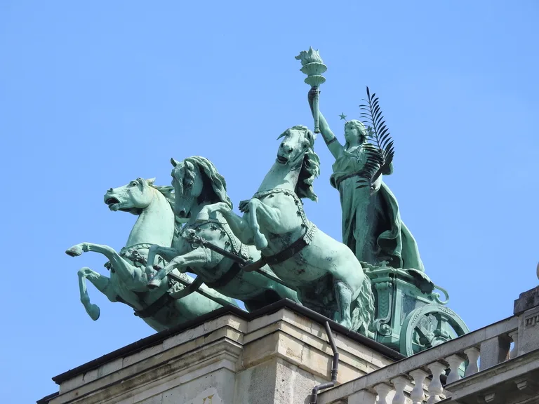 ハンガリーのブダペストにある英雄広場。戦車(チャリオット)に乗る像