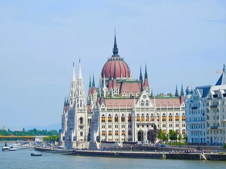 ハンガリーのブダペストにある国会議事堂とドナウ川