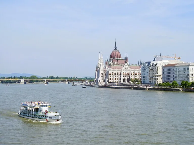 ブダペスト、ドナウ川を遊覧中の観光クルーズ船