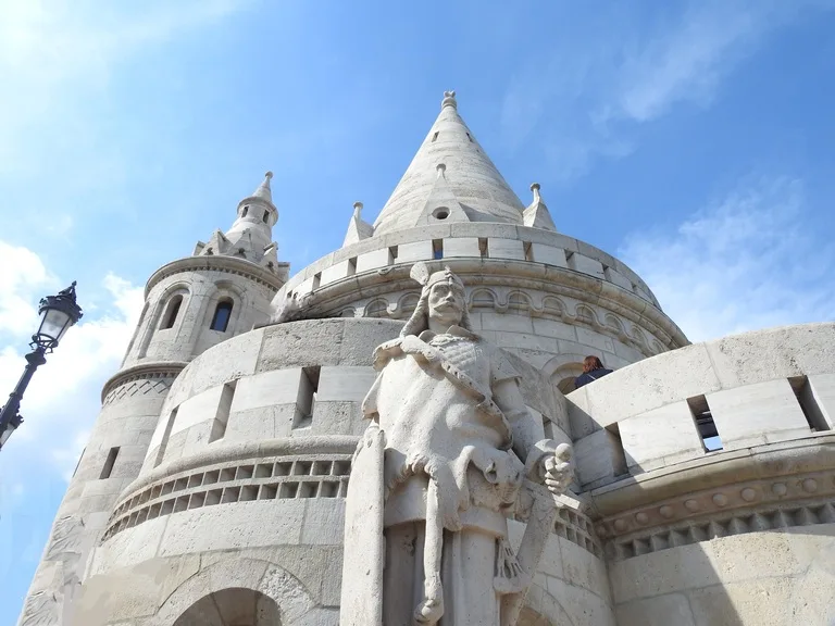 ハンガリーの首都ブダペストにある観光名所、漁夫の砦(Fisherman’s Bastion)