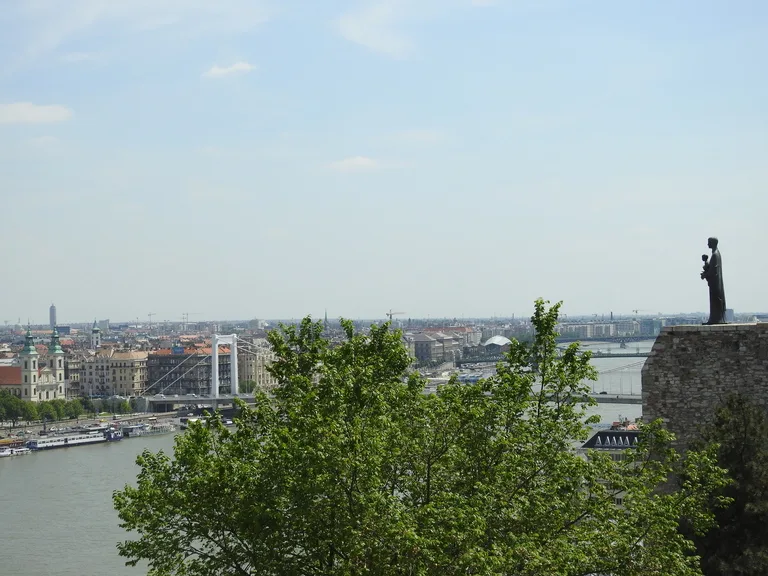 ブダペストにあるFisherman’s Bastion（漁夫の砦）の塀に立つ銅像
