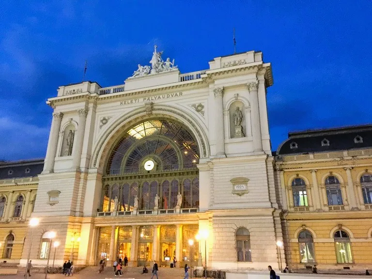 ハンガリーの首都ブダペストにあるブダペスト東駅の壮麗な外観