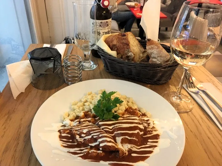 肉とパプリカを煮込んだハンガリーの郷土料理グヤーシュ(Goulash)