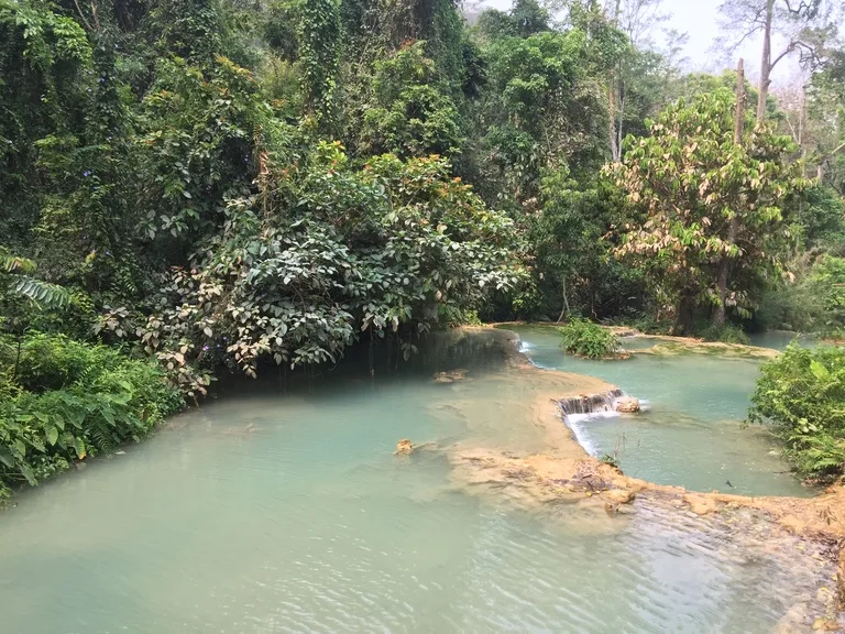 クアンシーの滝（Kuang Si Waterfall） の多段テラス