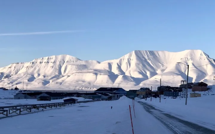 忥µåãã³ã°ã€ã§ãŒã«ããŒã³ïŒLongyearbyenïŒã®çºäžå¿ãžåããéãšå¥¥ã«éªå±±ãåºãã颚æ¯