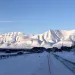 北極圏ロングイェールビーン（Longyearbyen）の町中心へ向かう道と奥に雪山が広がる風景