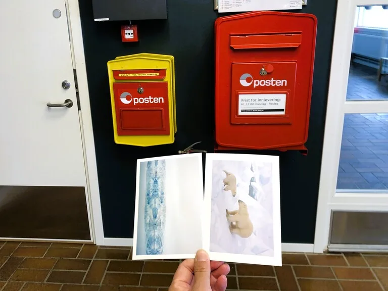 ロングイェールビーン世界最北の郵便局のポストと絵葉書。