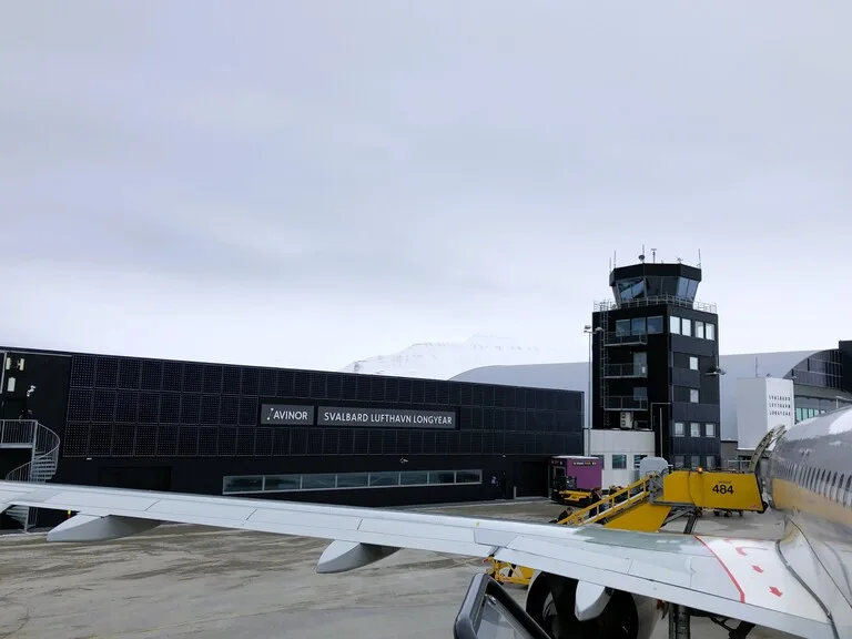 Svalbard Airport, Longyear 世界最北の空港を飛行機から眺める景色