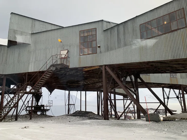 Coal Cableway Centre 旧石炭搬送ケーブルウェイの鉄骨と雪景色