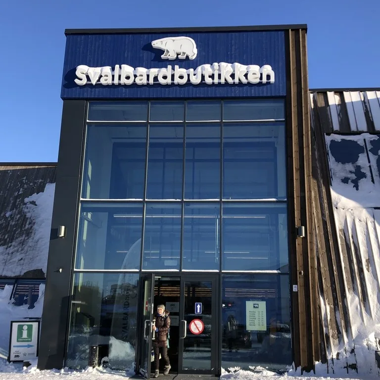 Svalbardbutikken(世界最北のスーパー)の外観。観光客と地元客が出入りするシーン