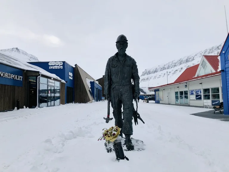 ロングイェールビーン(Longyearbyen)の町中にあるGruvearbeiderenの銅像と雪景色