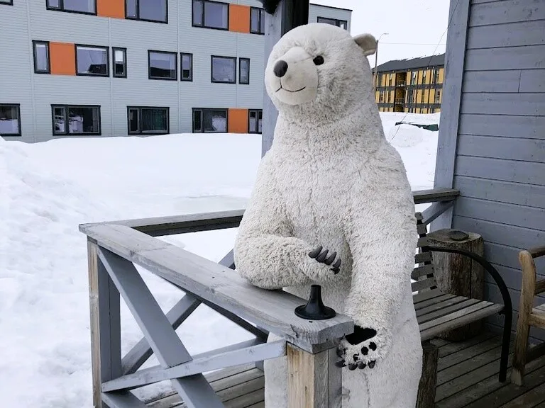 ロングイェールビーンのギフトショップ前に置かれいる大きな白熊のぬいぐるみ