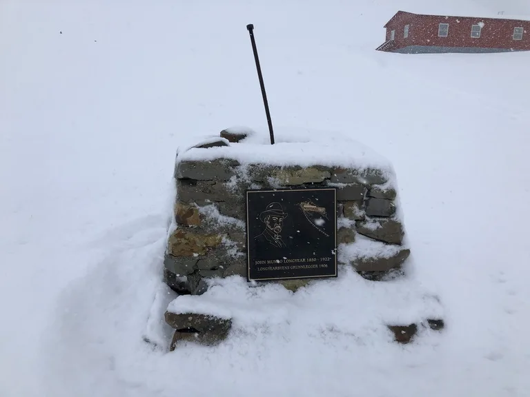 ロングイェールビーン(Longyearbyen)にあるMemorial of John Longyearの雪景色