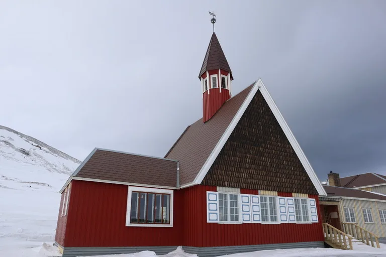 Svalbard Church(スヴァールバル教会)の外観。世界最北の教会と冬の雪景色