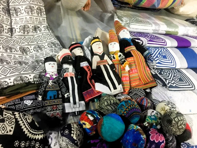 ルアンパバーンのナイトマーケットに並んだ民族衣装を着た人形